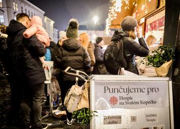 Poohlédněte se s námi za včerejším prodejem na vánočních trzích