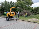 drcení dřeva na zahradě hospice